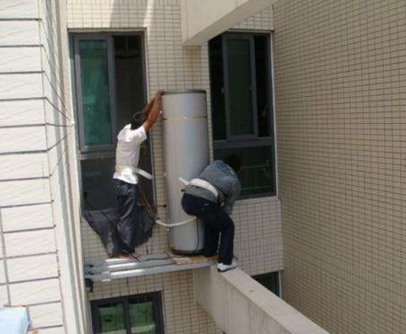 申花空气能热水器修理现场